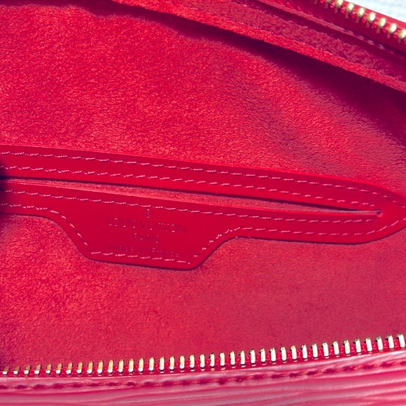 AUTHENTIC Louis Vuitton Epi Soufflot handbag and pouch - Picture 15 of 16